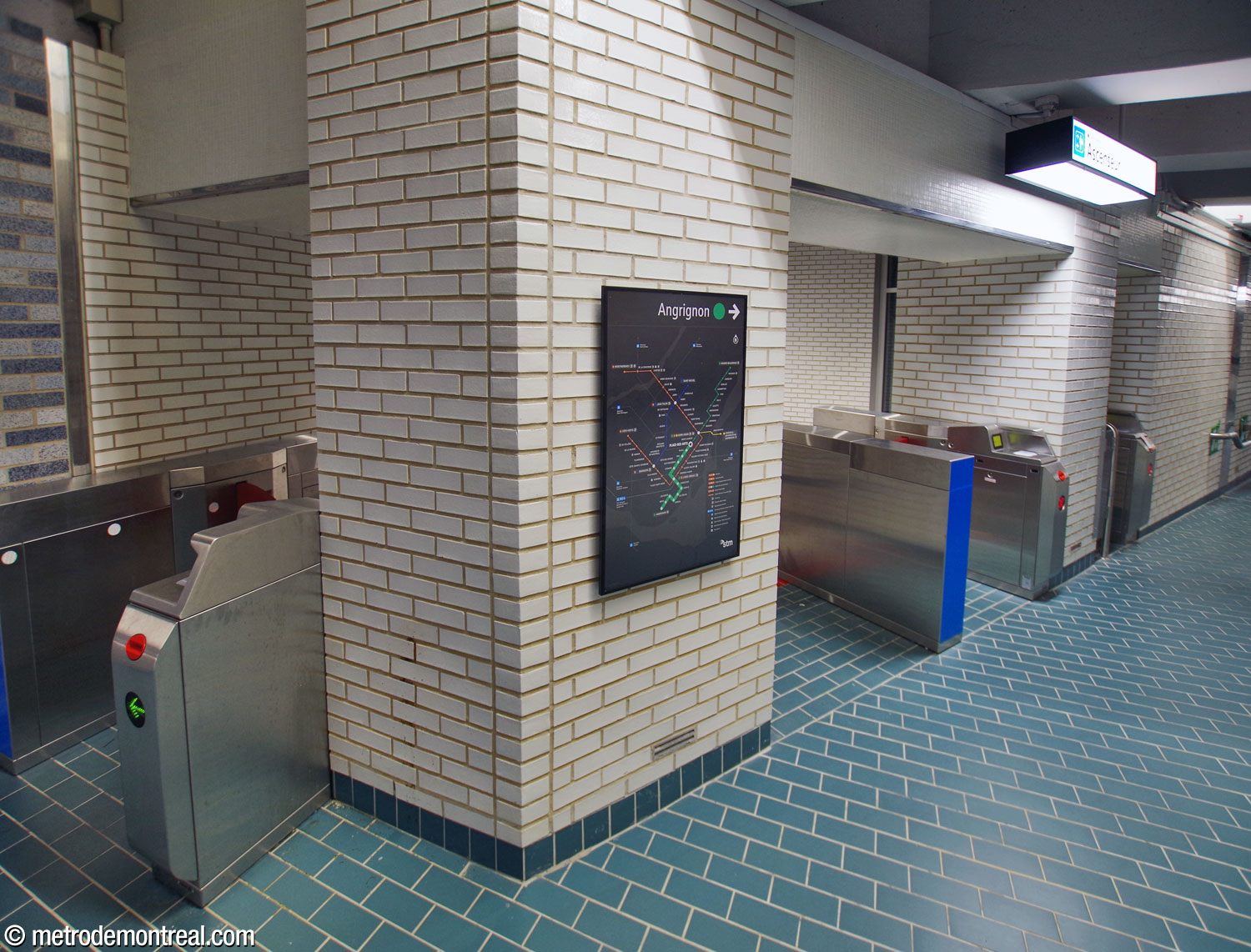 The gateline leading to the elevator to the Angrignon platform, on the walkway level.