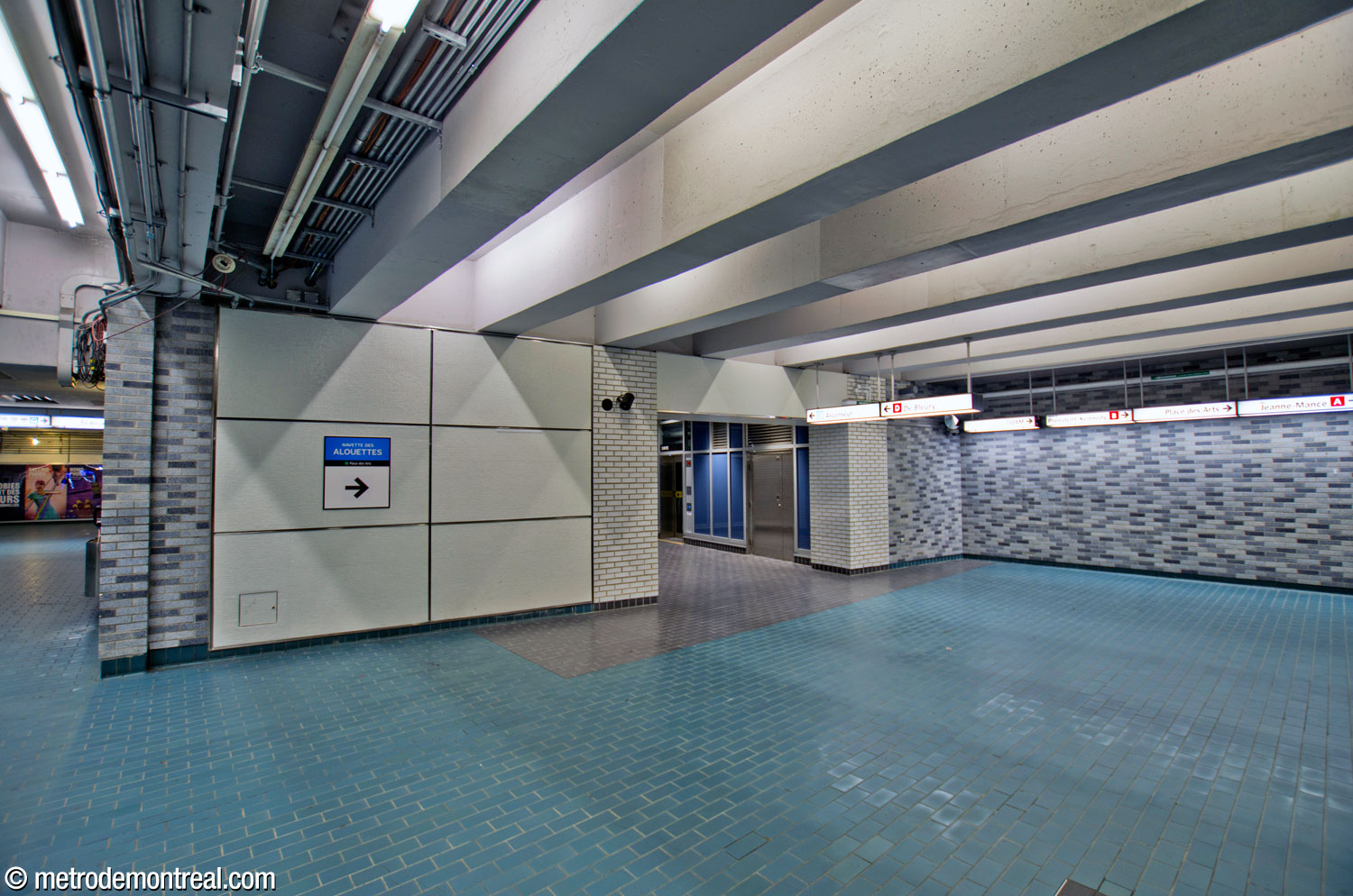 The foot of the elevator to street level in the De Bleury Nord entrance opens onto the rear of the western ticket hall.
