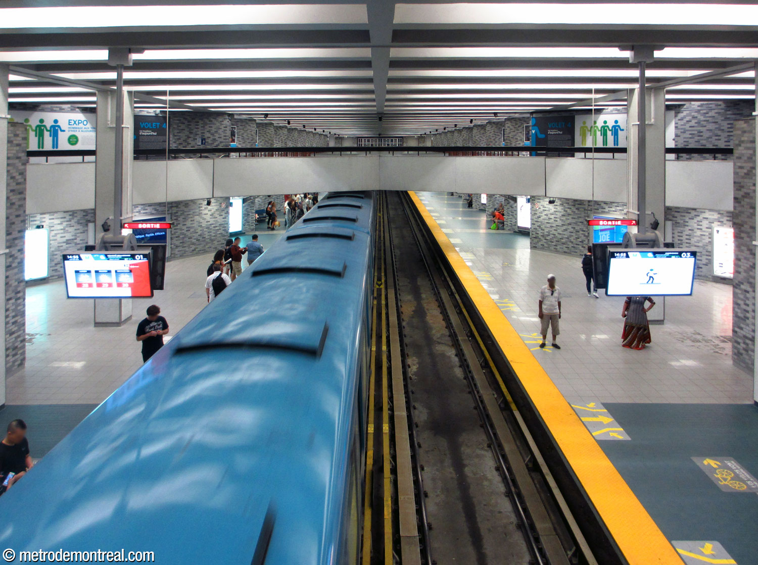 The main volume in the centre of the trainroom, seen from the east ticket hall. The zigzag platform walls can be seen above and below the walkways between the ticket halls.