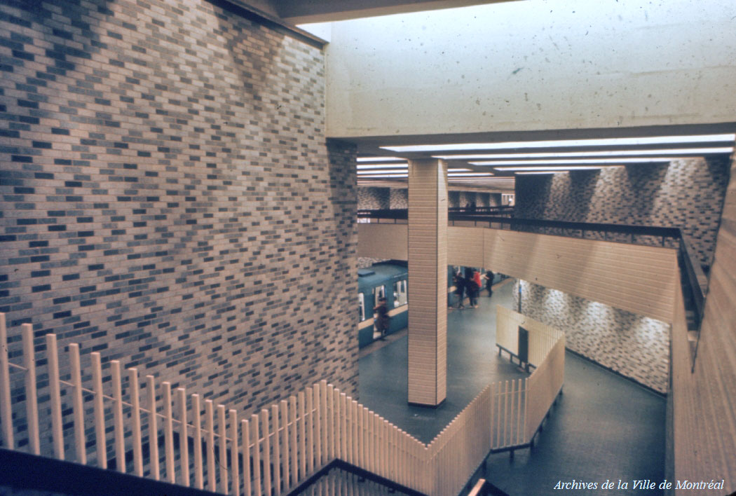 The same staircase after the one-way traffic flow system and platform gates were removed. The remaining fence would also later be removed.