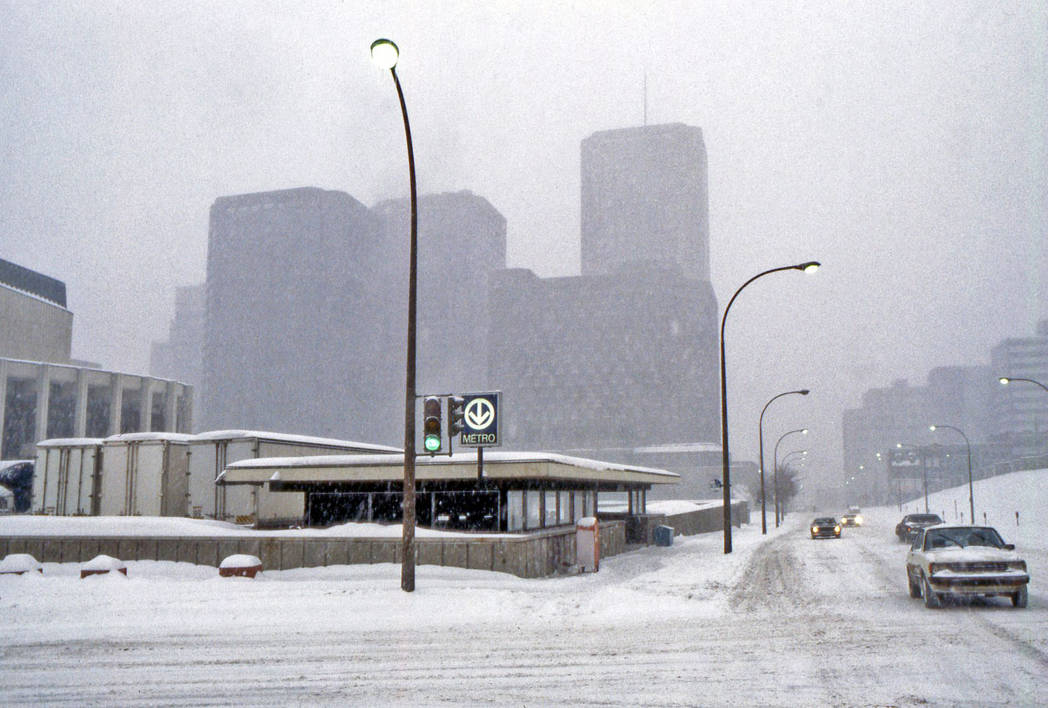 The temporary headhouse on the Jeanne-Mance exit, demolished in 1992