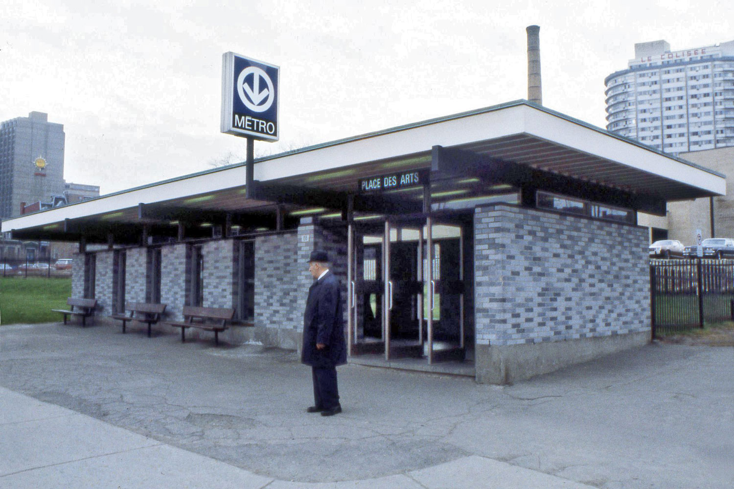 The former Kimberley headhouse, demolished in 1998 and replaced by the UQAM exit