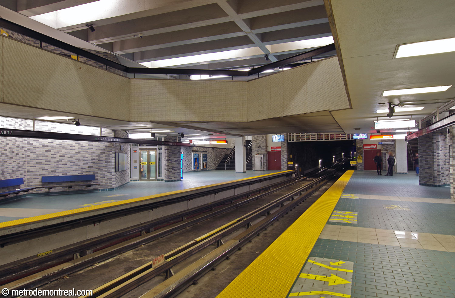 Looking from the Angrignon platform toward the western end of the trainroom and the stairs leading to the western ticket hall. At centre-left, the elevator up to the walkways and ticket hall level.