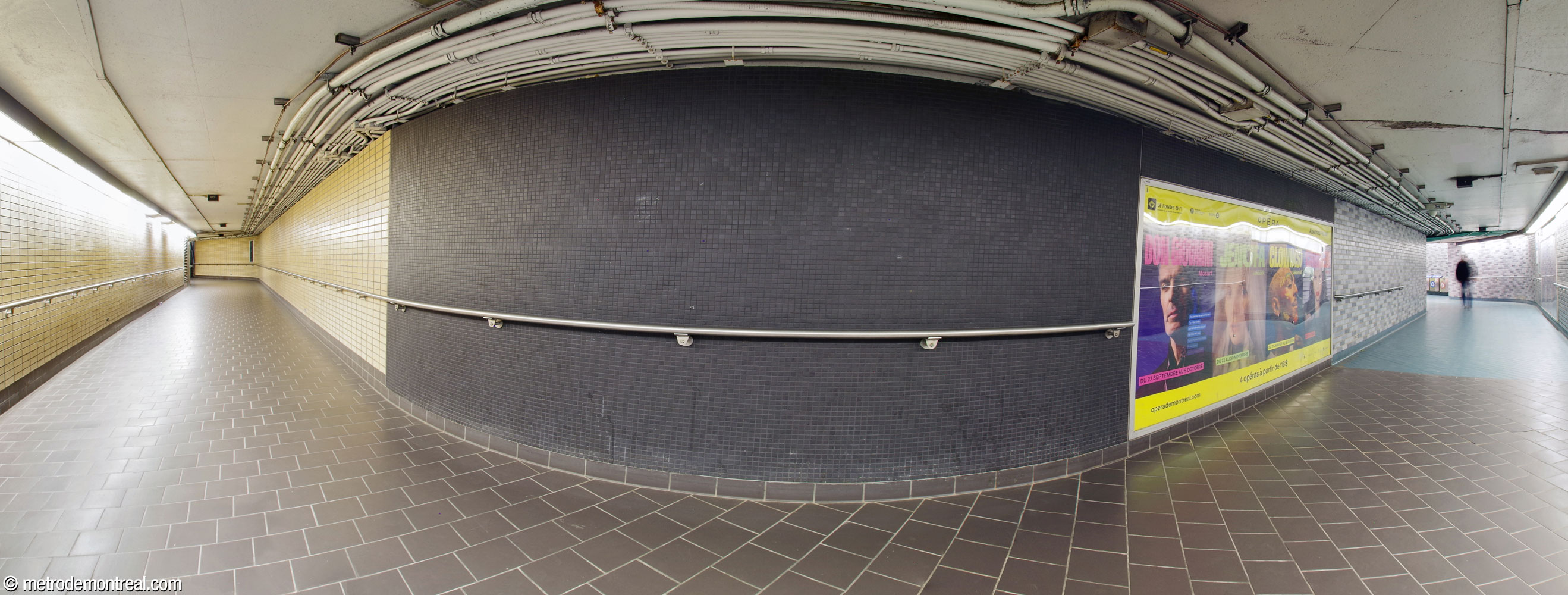 The curved hallway connecting the UQAM access (left) with the station's eastern ticket hall.