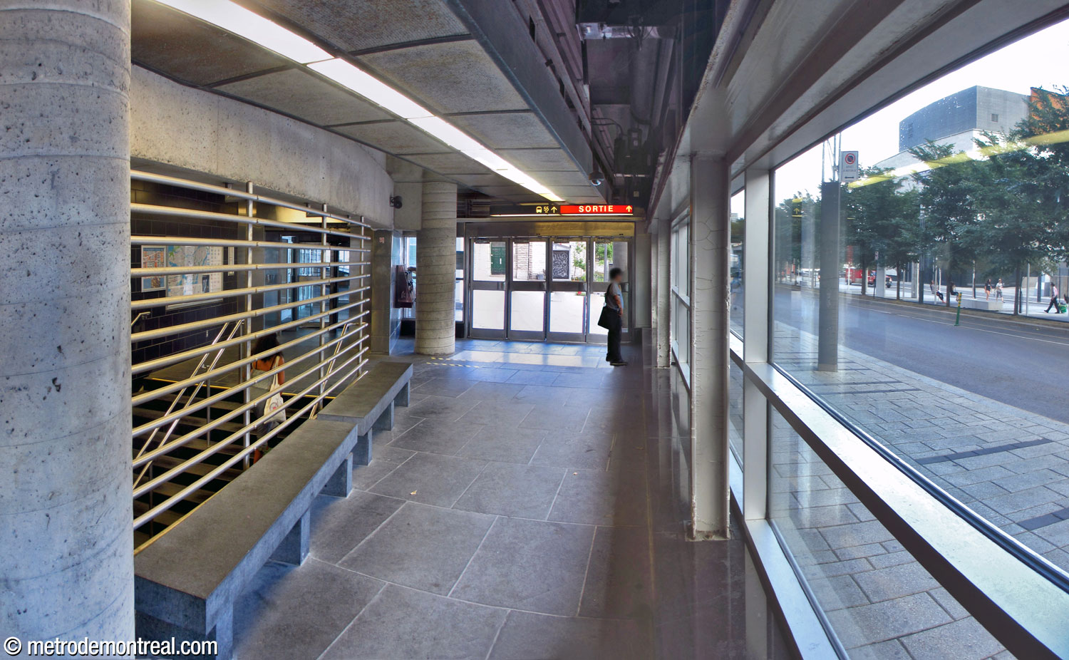 The interior of the station's UQAM entrance. The interior access to UQAM'S Président-Kennedy building is seen at centre-left, behind the grille.