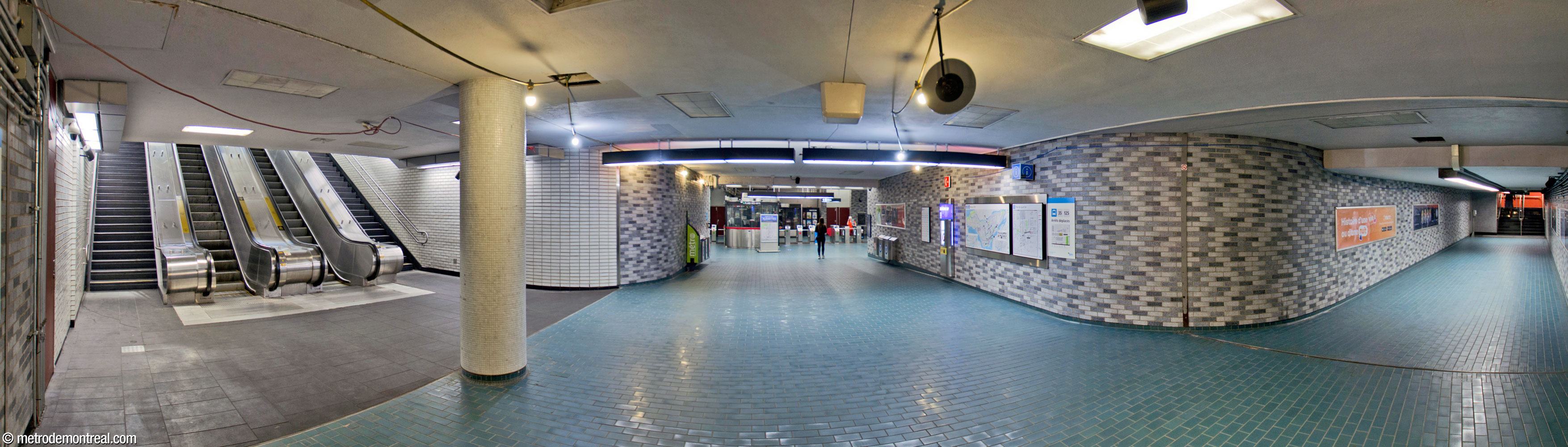 The hallway connecting the De Bleury Nord (left) and De Bleury Sud (right) entrances with the western ticket hall.