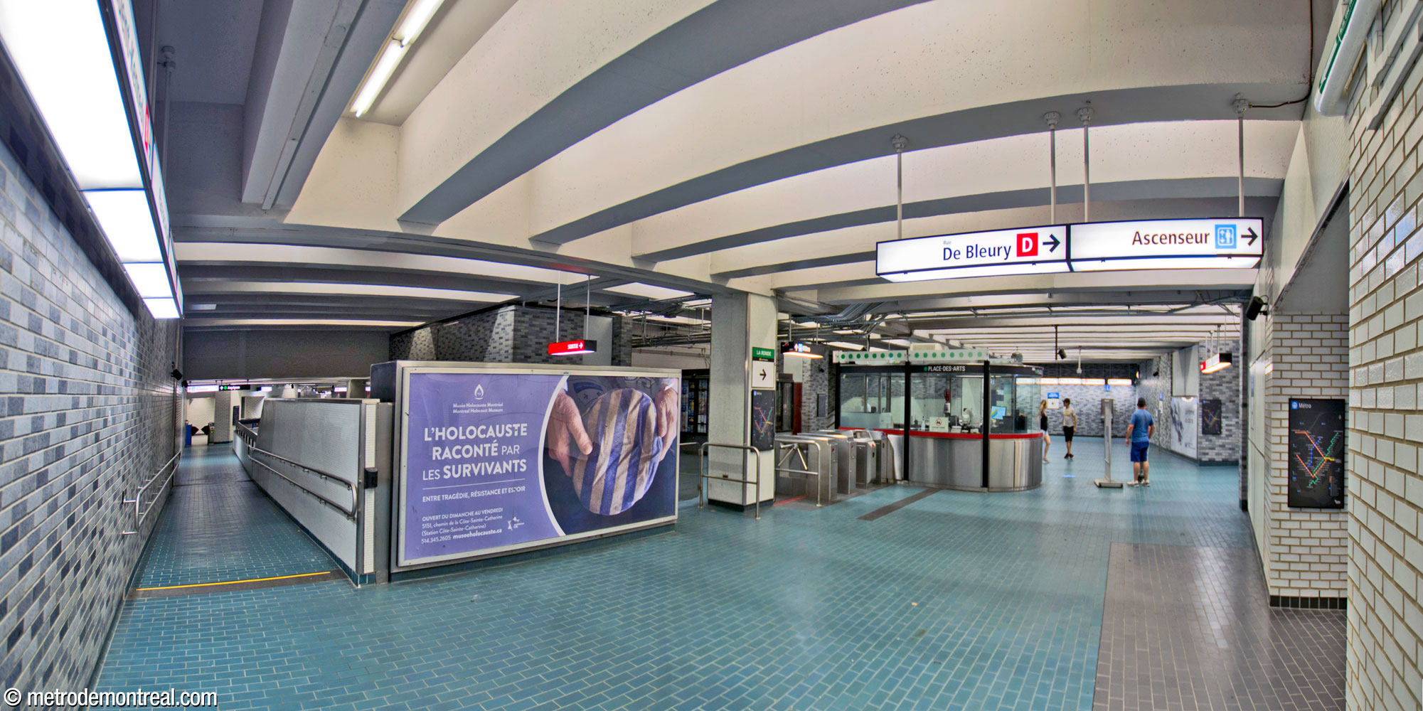 The western ticket hall, seen from its northwest corner. At left, access (via a ramp) to one of the walkways leading to the eastern ticket hall and underground city connections, as well as to the elevators to the platforms.