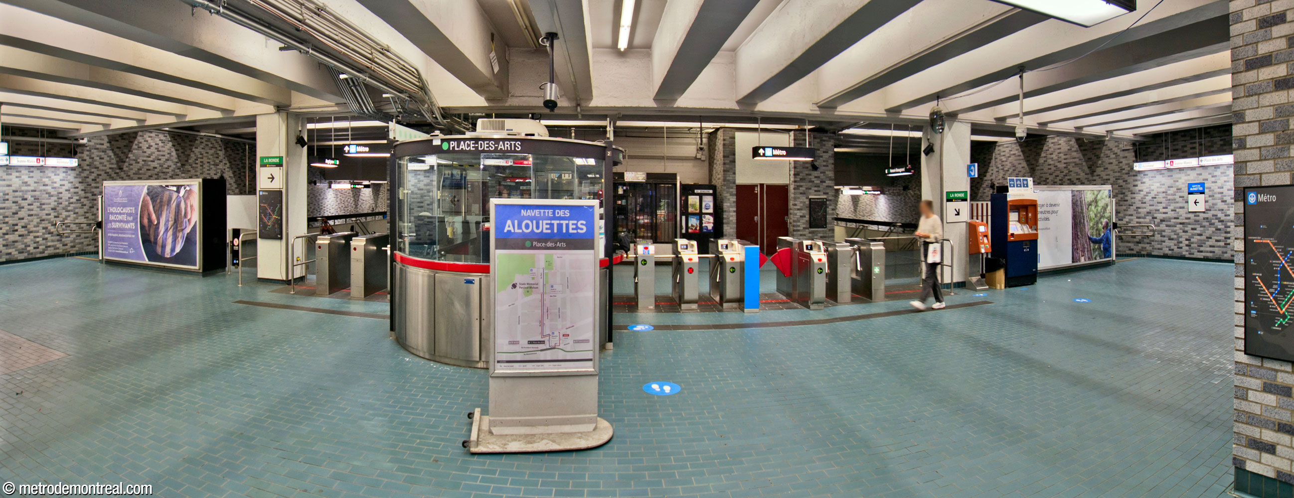 The western ticket hall. At far left and right, the hall leads to the walkways over the platforms, which are outside the fare-paid zone.