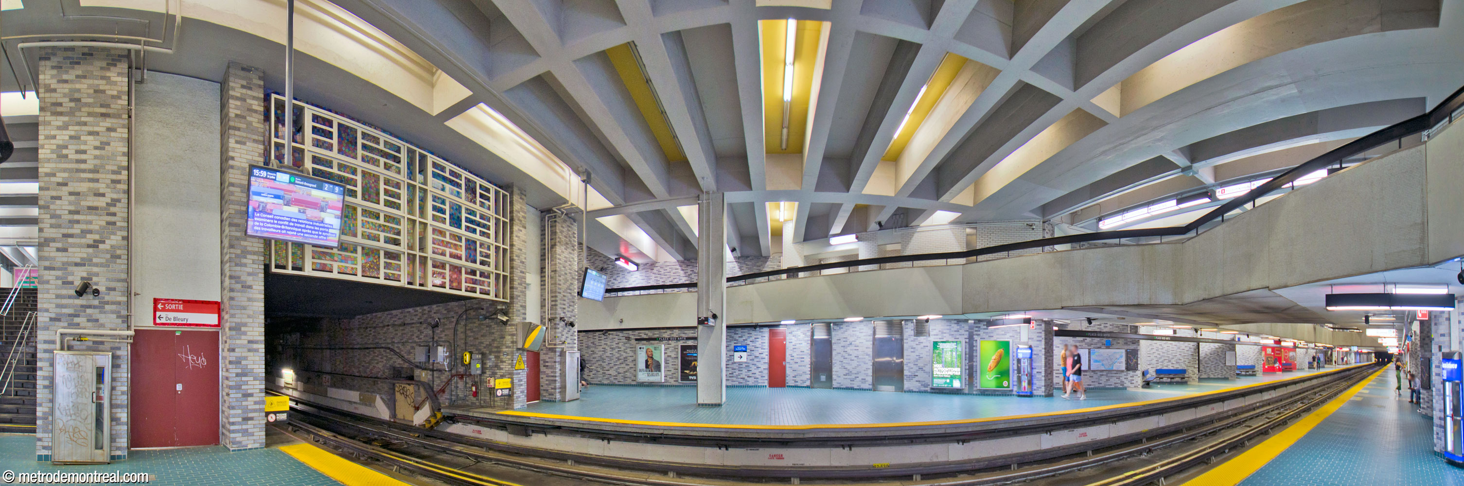 The volume over the western end of the platforms, defined and overlooked by the walkway above. The platforms widen markedly as they lead to the staircases to the western ticket hall. Mosaika Art & Design's mosaic is located over the tunnel mouth.
