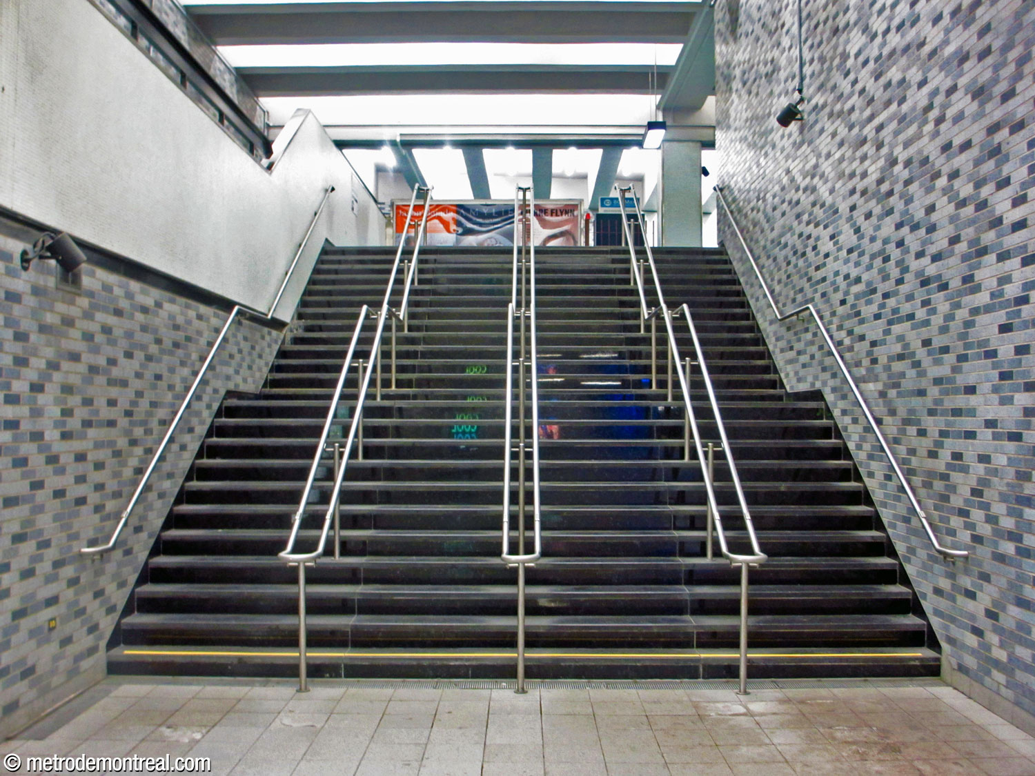 The broad staircase from the Honoré-Beaugrand platform to the western ticket hall.