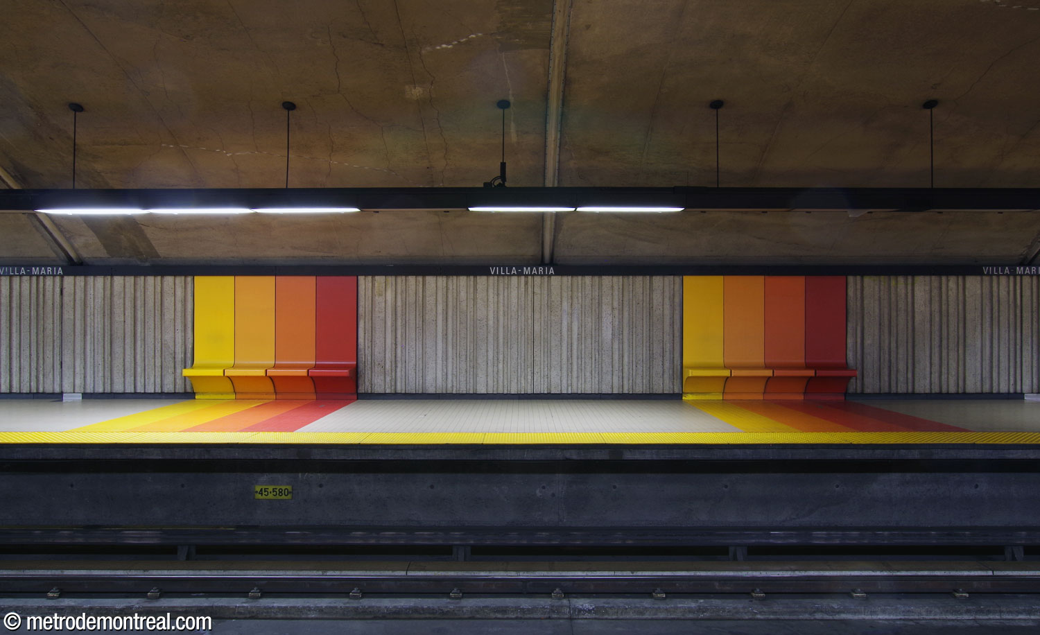 Deux des bancs de la station, situés sur le quai Montmorency, avec les bandes agencées au plancher.