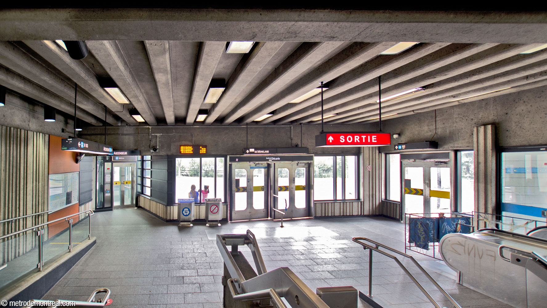 Vue intérieure du devant de l’édicule, qui donne sur le boulevard Décarie. L’ascenseur, gauche, est aménagé en position oblique relativement au restant du bâtiment.