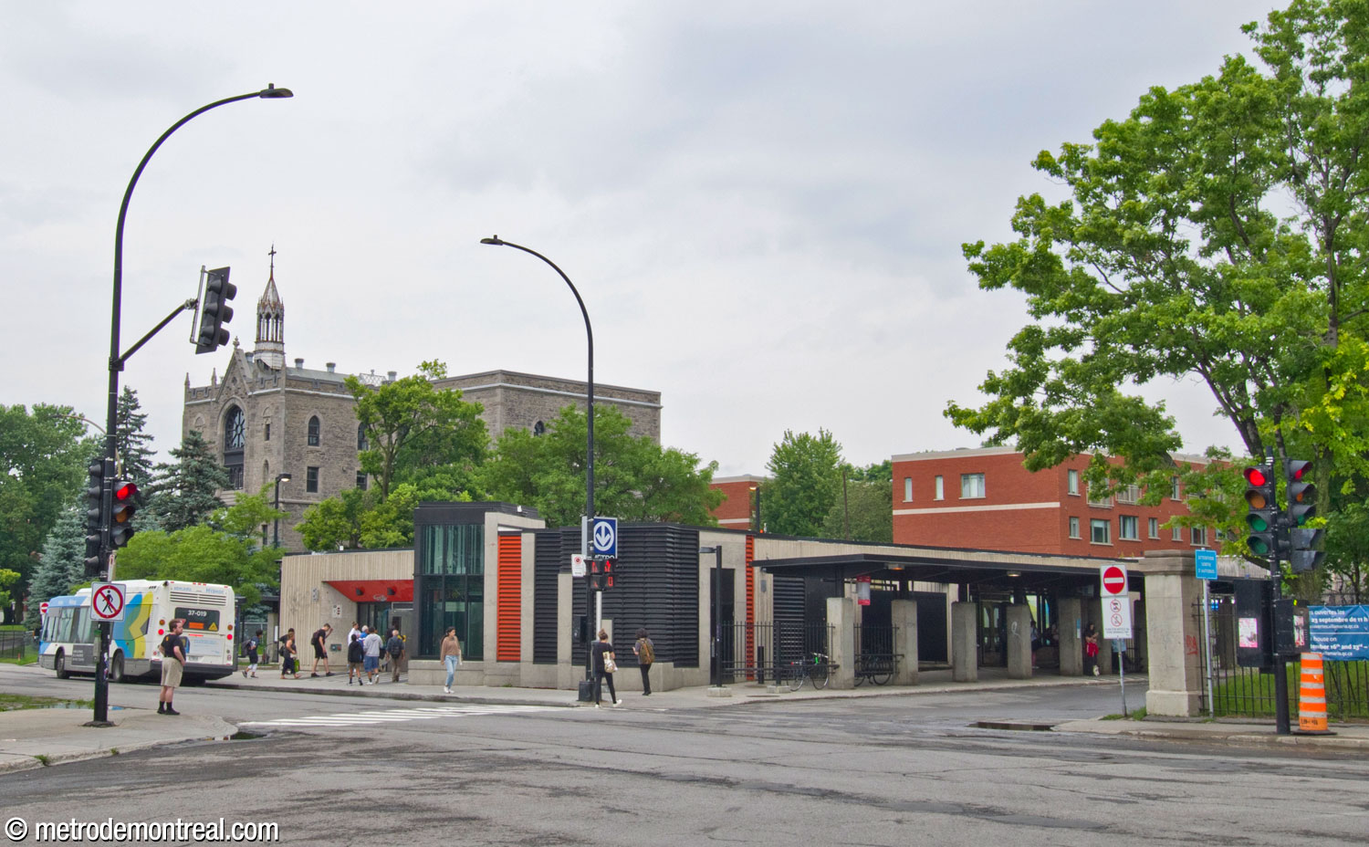 L'édicule de la station vu du sud-ouest. Du côté sud de l’édicule, un auvent protège les arrêts le long de la boucle d'autobus.