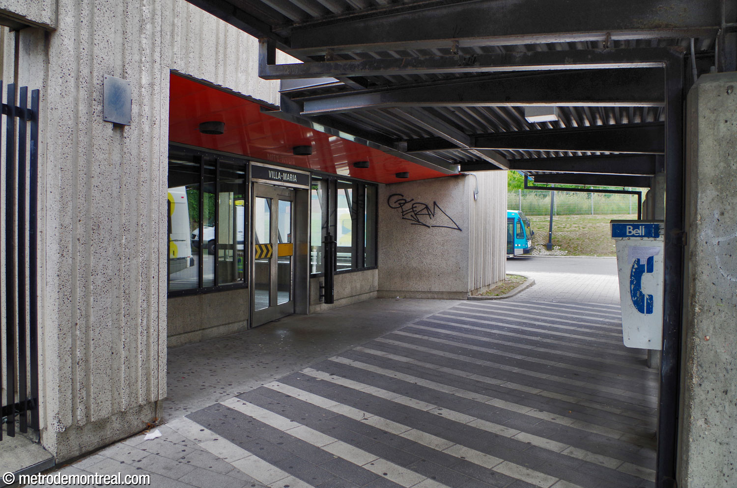 Détail de l'entrée sud à l'édicule, sous l'auvent longeant la boucle d'autobus.