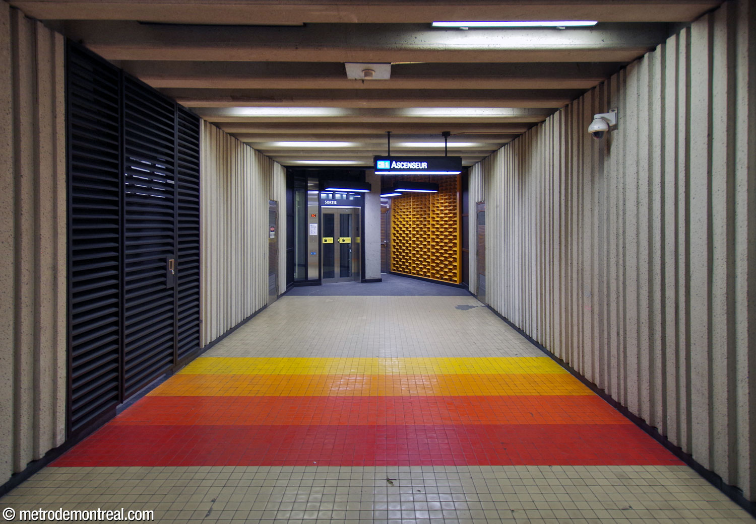 À gauche des escaliers vers l'édicule, un passage depuis longtemps fermé au public fut réaffecté pour donner accès à l'ascenseur vers le rez-de-chaussée.