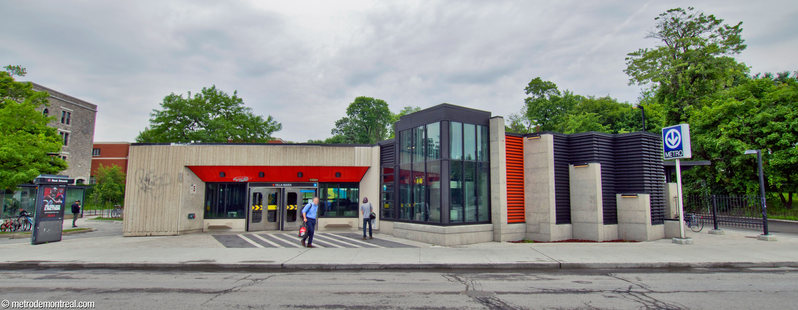 La façade avant de l’édicule de la station, face au boulevard Décarie. La gaine d’ascenseur se trouve au centre à côté de l’entrée principale.