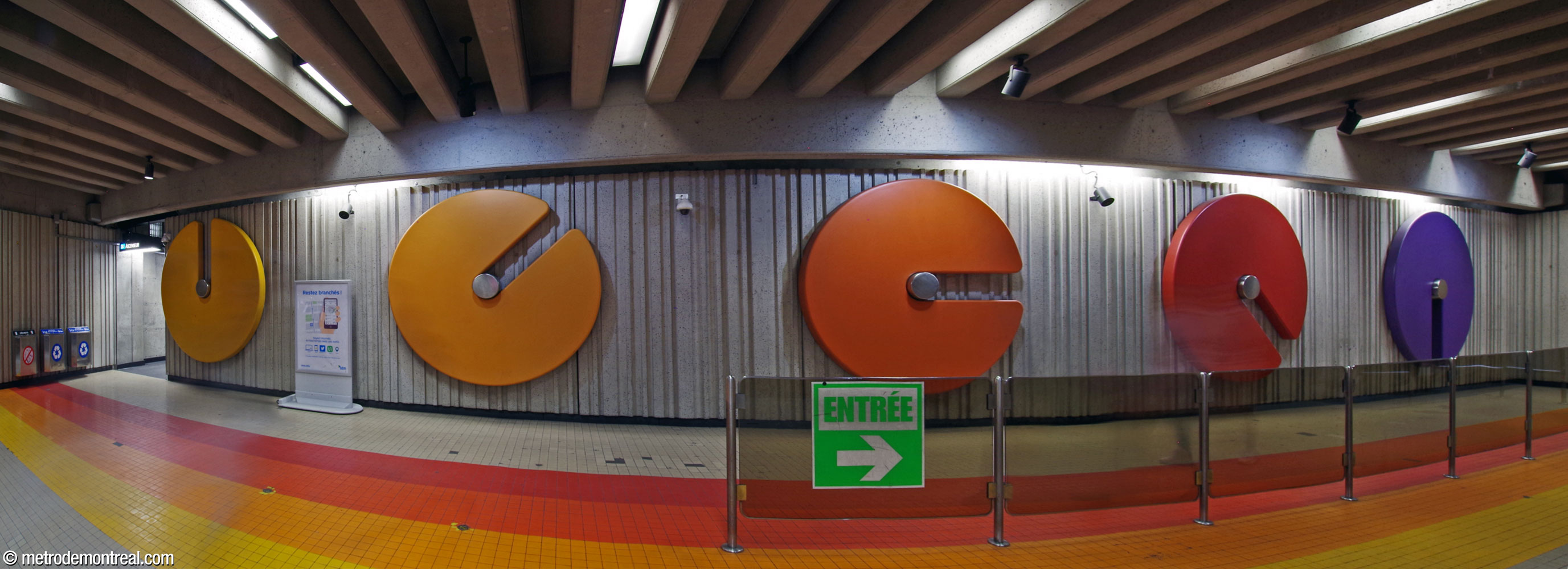Vue panoramique de l'une des deux suites de sculptures murales créées par André Léonard, située dans la salle de contrôle