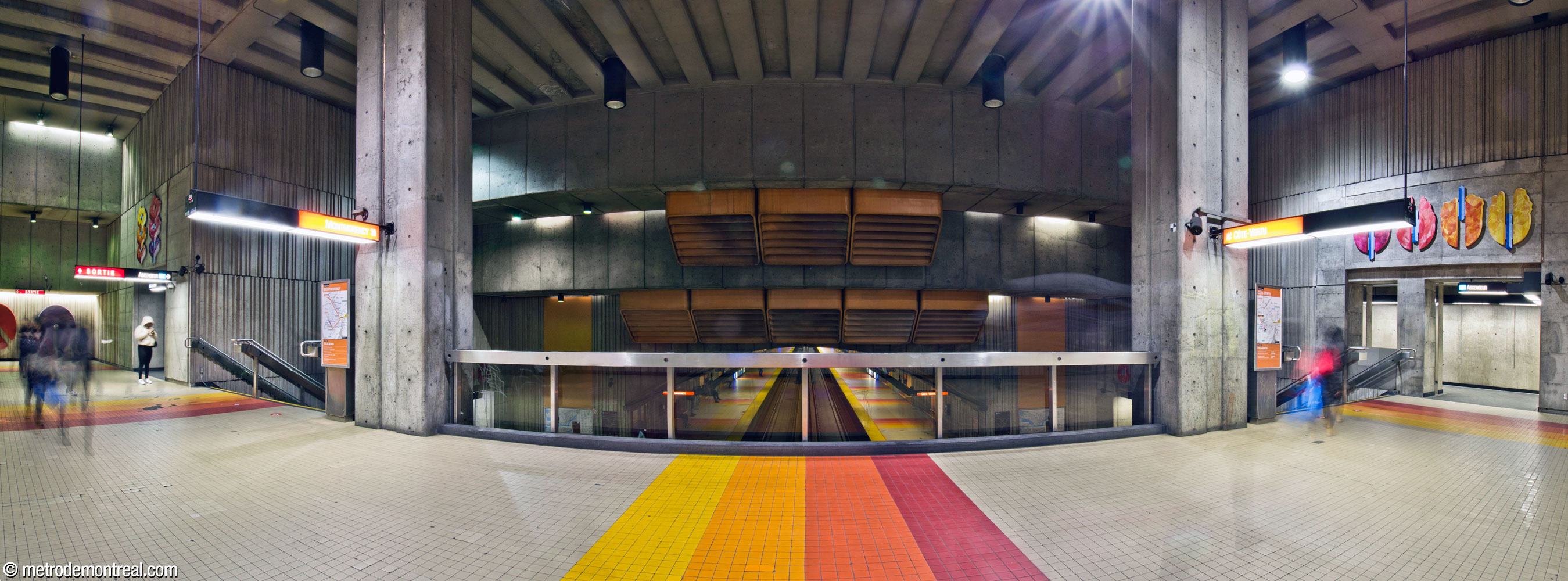 Le transept traverse la bouche du tunnel située à l'extrémité sud des quais. Le haut plafond descend en gradins vers les quais et reçoit une série de grandes bouches d'aération de couleur orange, encadrées par les imposantes colonnes qui soutiennent le plafond. On voit des sculptures murales de Marianne Chevalier au-dessus des accès aux ascenseurs, à gauche et à droite.