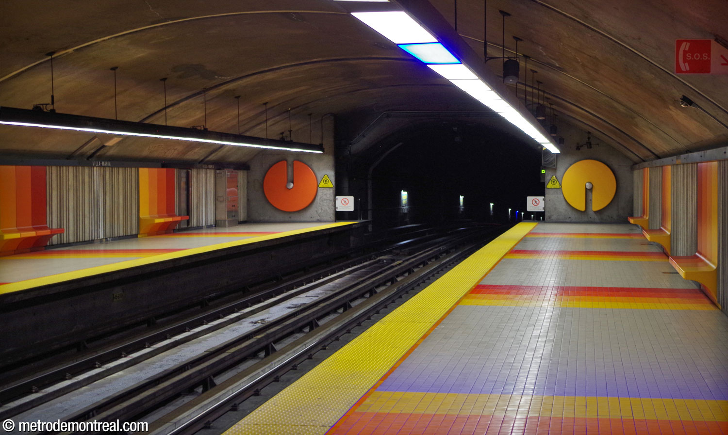 Le tympan à l'extrémité nord de la station, avec deux des appliqués muraux d'André Léonard.