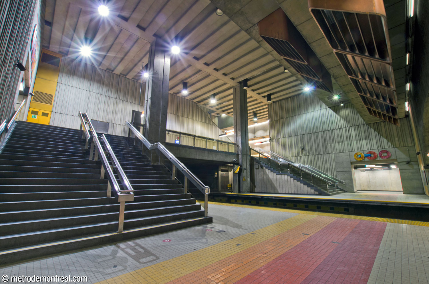 Le volume principal de la station se situe au-dessus du transept à l'extrémité sud des quais. Ici on le voit à partir du pied des escaliers vers le quai Côte-Vertu.